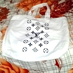 I m selling Louis Vuitton tote mesh bag